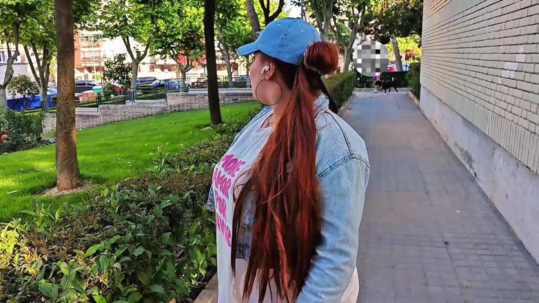 Latincurvyredhead: La moglie del mio fratellastro mi chiede di aiutarla a...