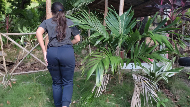 SugarPose: 야외에서 젖탱이와 엉덩이를 깜박이는 라틴계 여자