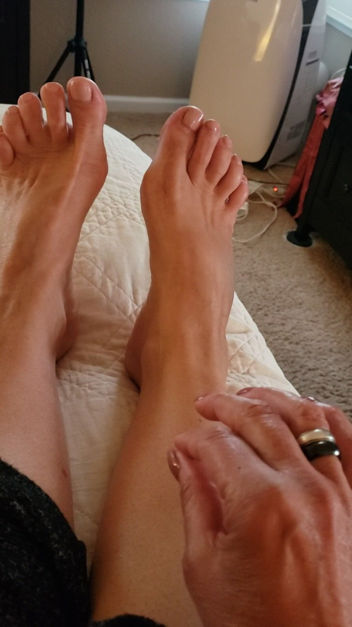 JessRyan: Oh No! MILF Camgirl Jess Ryan Foot Problems