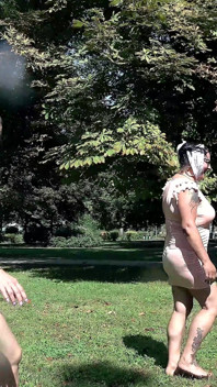 Orgie publică extremă cu futai cu pumnul în grup