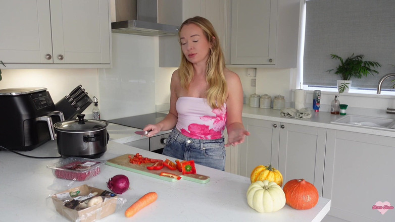 Brea Rose: 和继母一起做饭免费视频