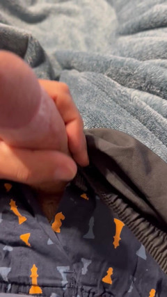 Gay Soldier Stuff: Nadržený armádní voják si to dělá v běžeckých kalhotách - Cums...