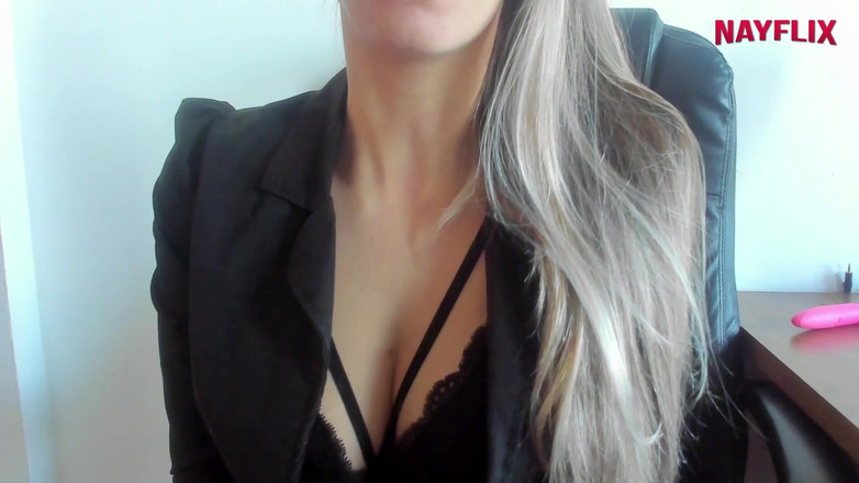 Nayflix: Nadržená obchodnice v práci