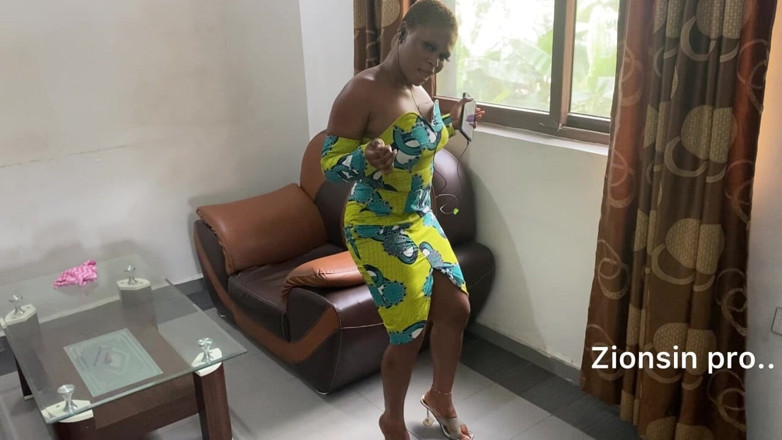 Zion: Afrikalı Elbiseli En Seksi Zenci Kız Striptiz Yapıyor