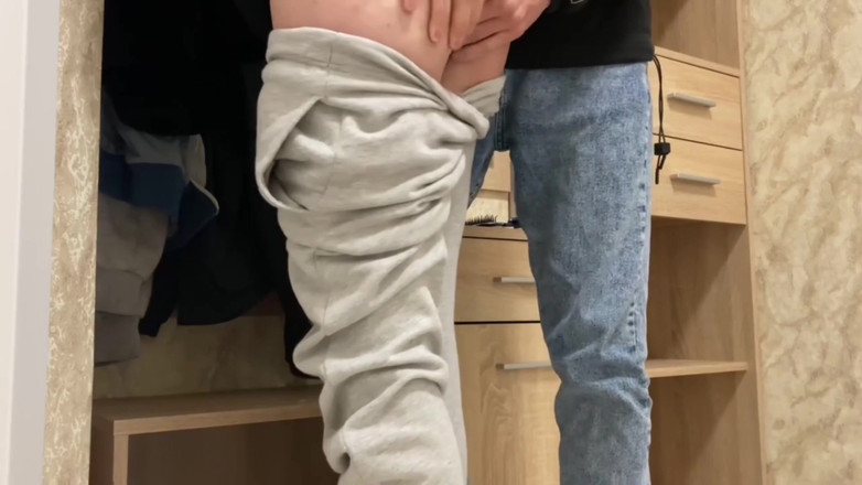 teenstep: 18-летняя тинка трахнула застенчивую соседку в ее квартире, пока