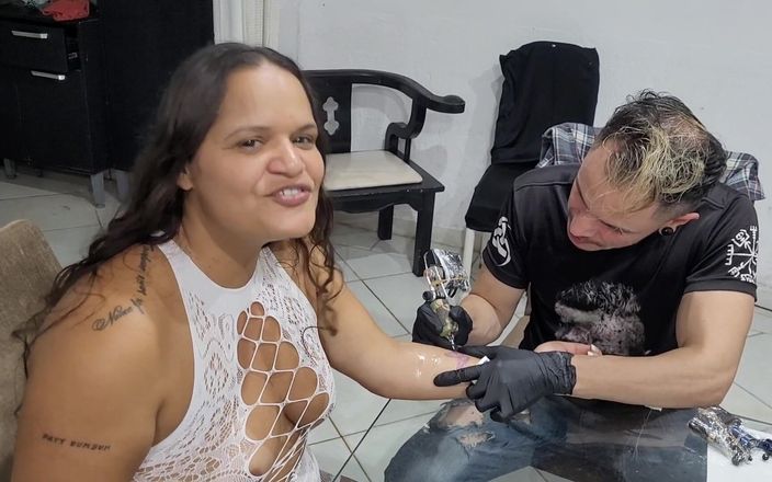 Paty Bumbum: Pagando pela tatuagem com buceta peluda