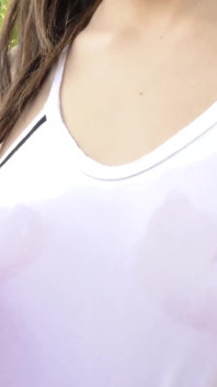 Joseline Kelly es una colegiala universitaria malcriada apenas maneja la gran polla de sus hermanastros