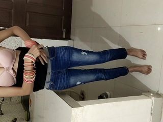 Saara Bhabhi: Sexy čerstvě vdaná pandžábská dívka se dívá na své tělo