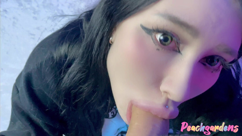 Peachgardens: 19歳の娘からのとてもよだれが垂れるディープスロート