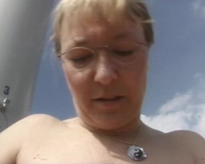 BB Video - Vintage Story: Зріла блондинка мастурбує в полі