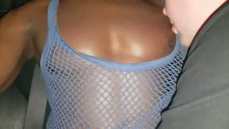Real homemade BBW BBC porn: Une BBW suce des tétons de grosse noire