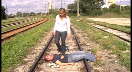Femdom Austria: Trilhos ferroviários pisando