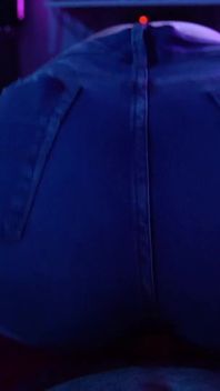 Estilo cachorrinho moendo sua bunda grande em jeans