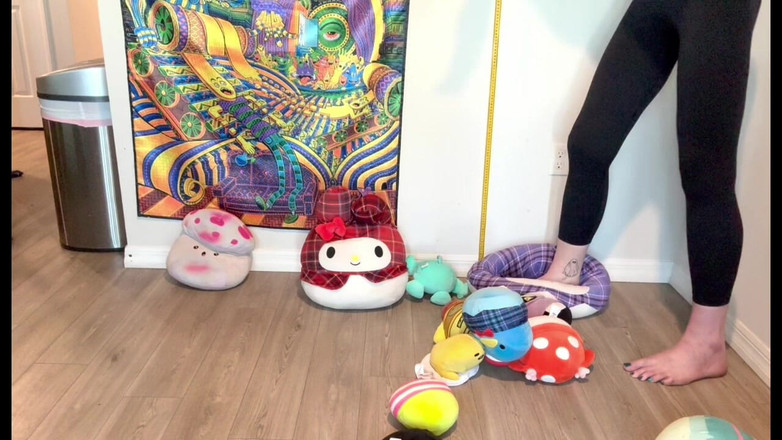 Peppermint Giantess: Plushie Stomp - 16 metrelik oyuncak koleksiyonu