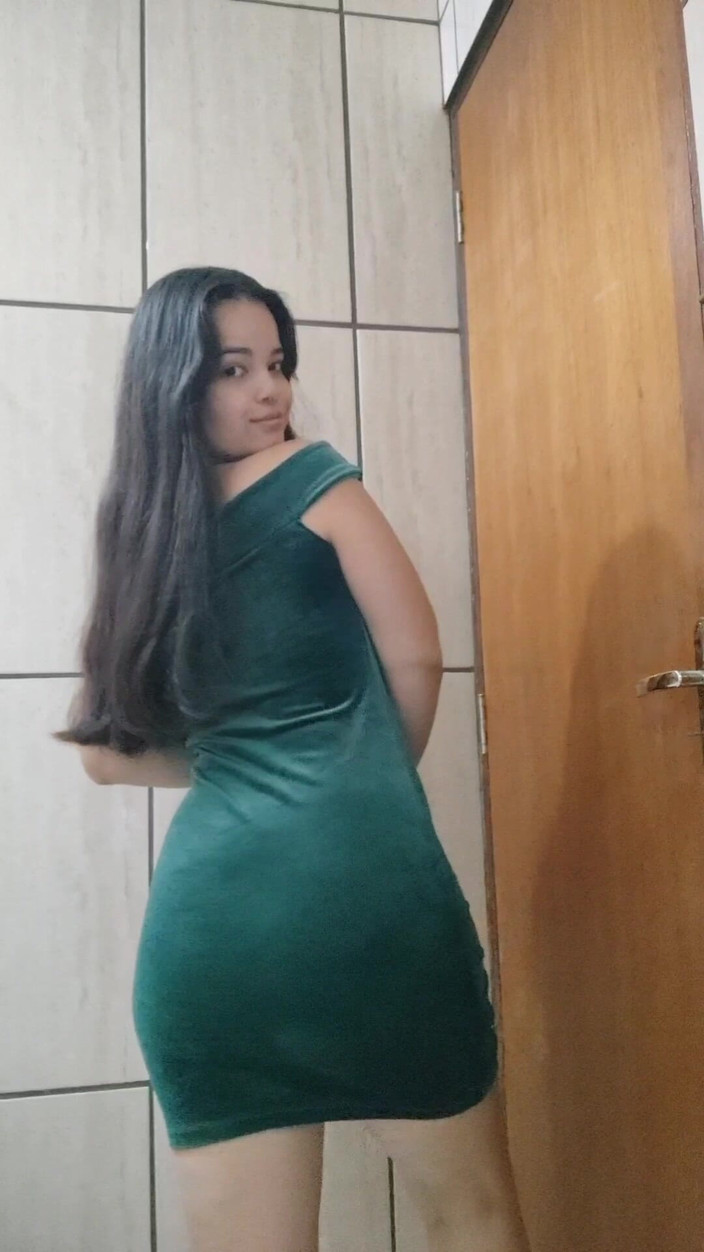 Debora Mendes: Vístete conmigo - vestido verde y mirada provocativa