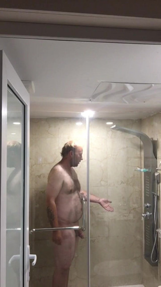 Bigwhitecock: Fun in the Shower
