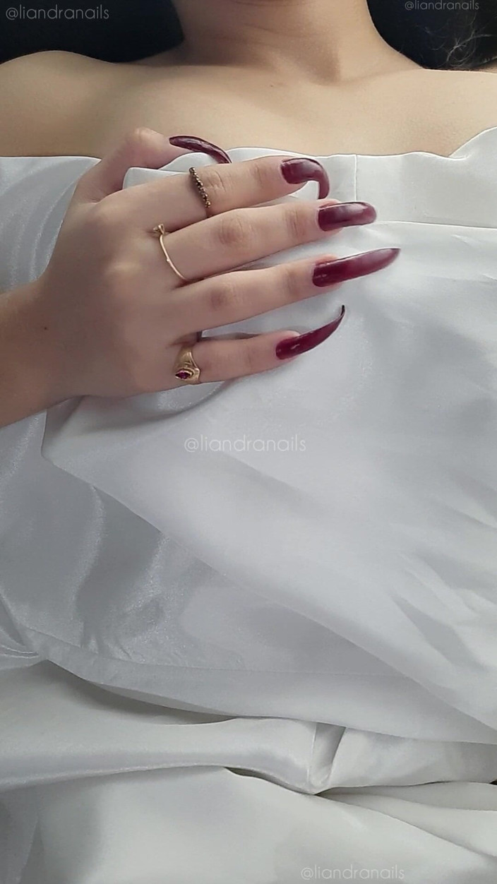 Goddess Li: Unghii uriașe