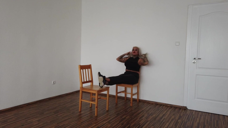Fetish videos by Alex: Fußsklave verehrt tätowierte füße