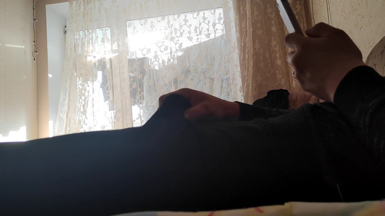 Auff: Masturbându-se acasă în chiloți și urmărind filme porno