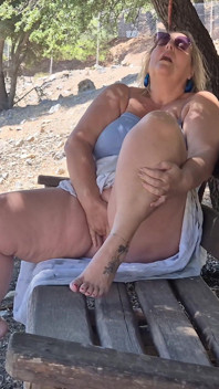 Esposa com tesão se masturba no banco