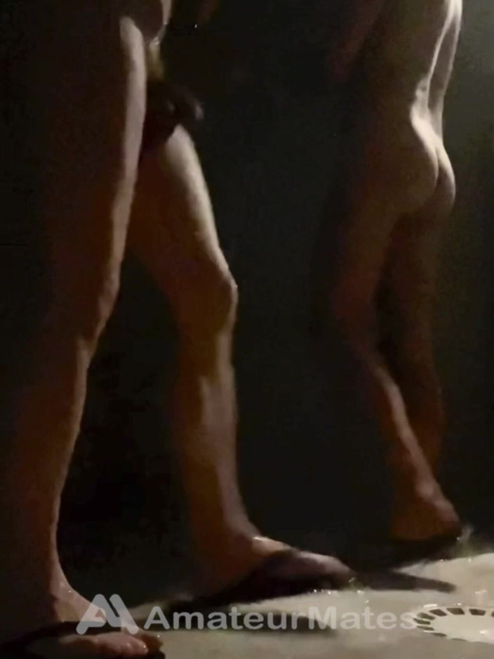 AmateurMates: shaukiya larke sviming pool ke shovar men masti karte hue...