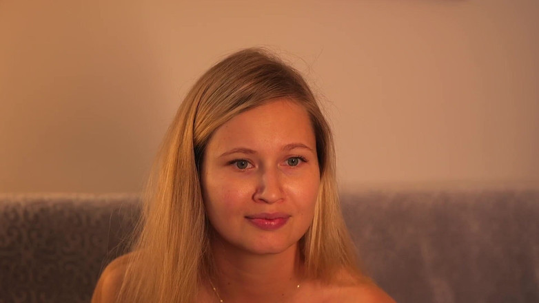 Stella Cardo: Masturbasi strap-on dan jari dengan Stella Cardo