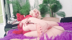 Arya Grander: Stăpână în lenjerie roșie cu lesă și zgardă pentru dominatoarea mea supusă...