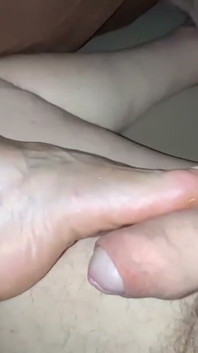 Sborra sulle suole e sul culo di una nonna matura
