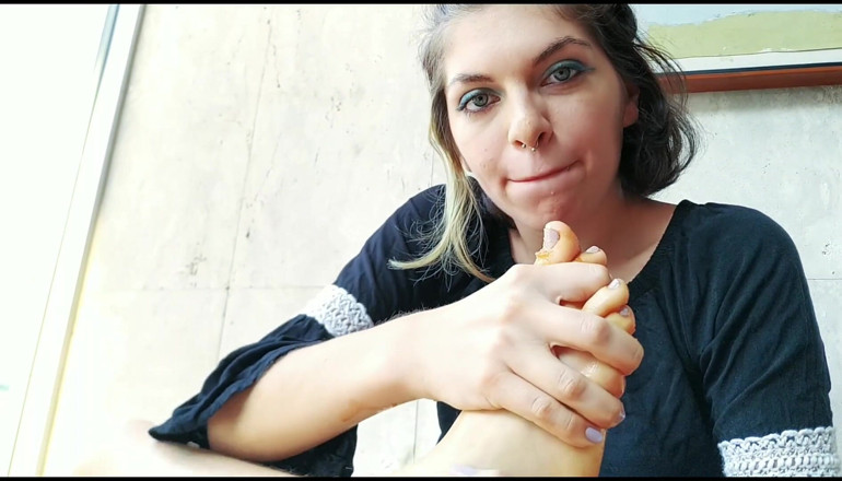 Clios Hot World: Crushing a papaya with naked feet and licking clean