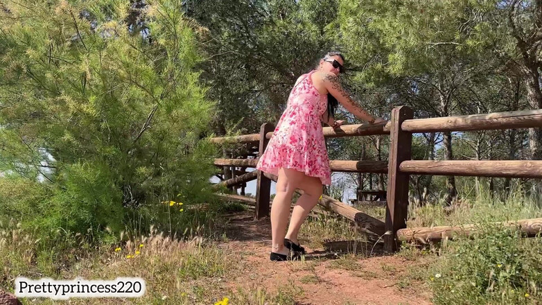 Panfil corina: Подивись, що виходить з-під моєї спідниці