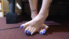 Abby Anna: 맨발의 긴 발톱