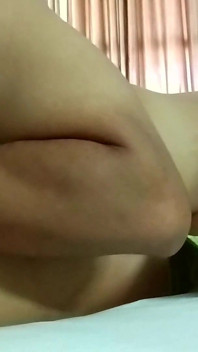 Iubitul a futut o pizdă sexy strâmtă a unei studente cu ulei de nucă de cocos - videoclip sexual cu iubita călărind pula