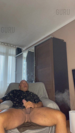 Mr. Guru: Pan Mistr kulturista táta vyhonil. masturbuje