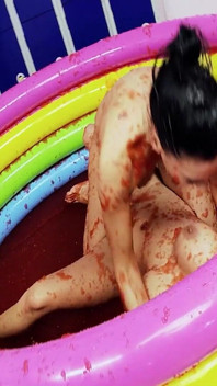 Fighe in piscina scena-4 lesbiche more con grandi tette fanno sesso insieme in una piscina jelly