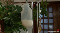 Everything Butt by Kink: Punito con gli oggetti inseriti