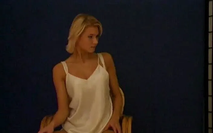 Flash Model Amateurs: Alluring blonde girl loves teasing with her sexy body