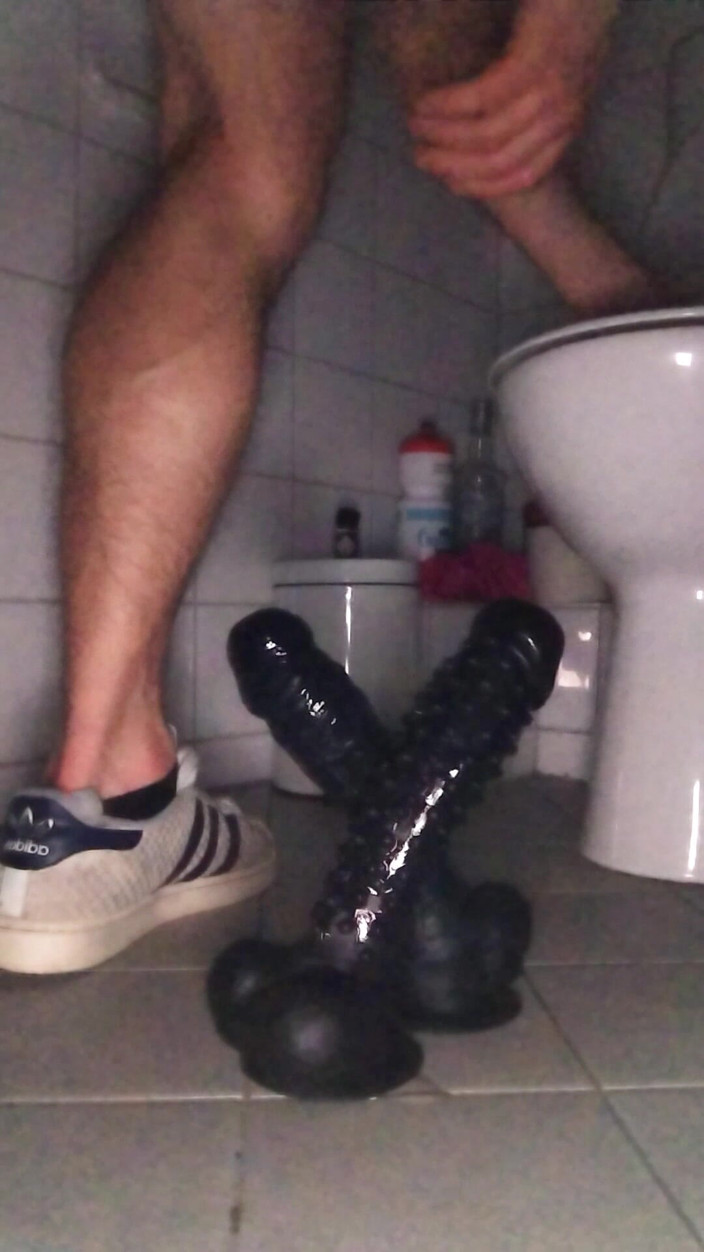 Damaged Hole: Baño Público, Dos Consoladores Excitados
