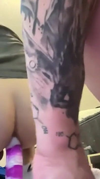Tar in en utökad spegelvy knullar en dildo