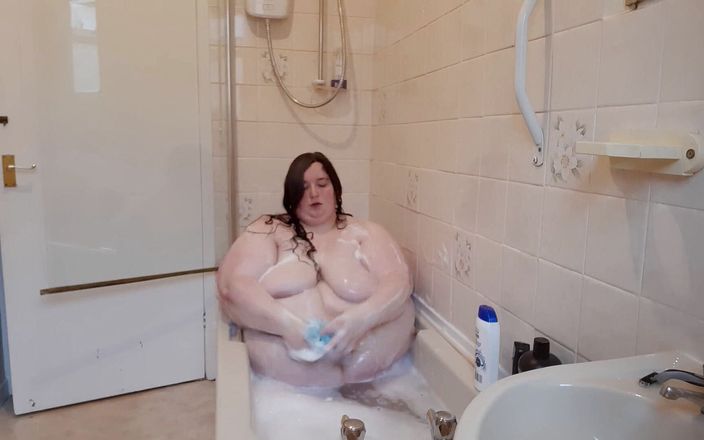 SSBBW Lady Brads: Gordas na hora do banho se divertem e balançam a...