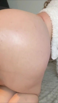La camgirl con la pelliccia scopata ama farsi scopare