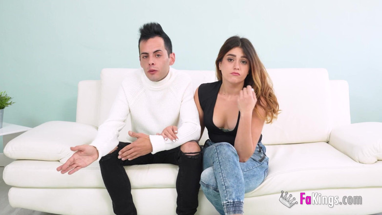 FAKings: Amatorski anal: nieśmiała para Valentina Lapiedra i jej chłopak chce...