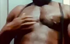 Black bodybuilder fumo verbale e sborra