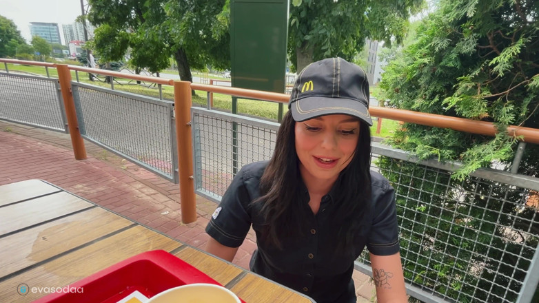 Eva Soda: Tuvalette riskli seks, dökülen fanta için bir Mcdonald's çalışanını sikiyor!