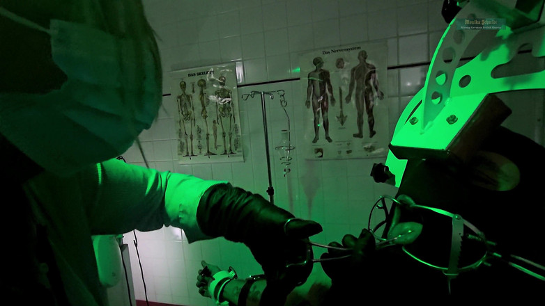 Strict Senz: Ústav lékařské péče oprav první vyšetření