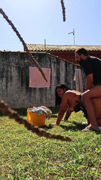 Moglie troia che appendeva vestiti senza mutandine e cuckold l'ha scopata lì