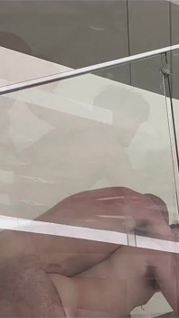 Kaslı ayı penthouse merdivenlerinde sarışın twink'i sikiyor