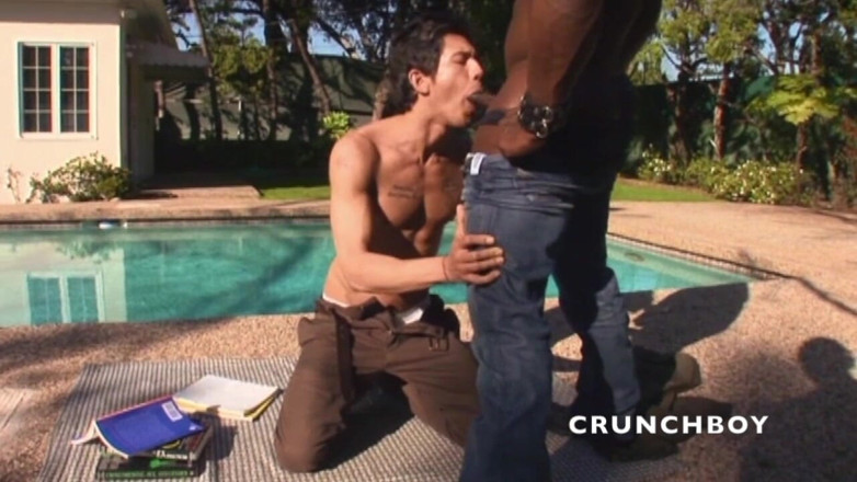 Crunch Boy: Une latino se fait baiser par une super dominatrice musclée...