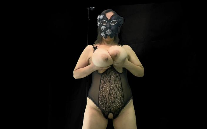 VeeVee Vixen: 젖탱이 바운스와 젖꼭지 당기기