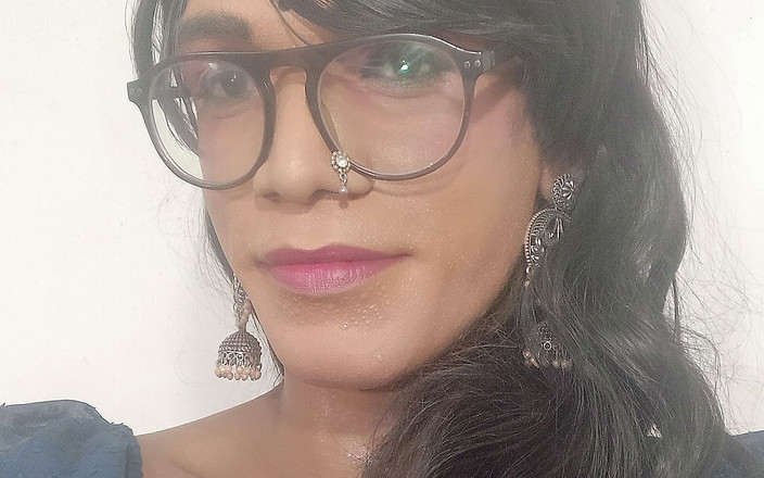 Keerthanakeerthi95: Hintli kadın kılıklı kız canlı yayında tek başına boşalıyor