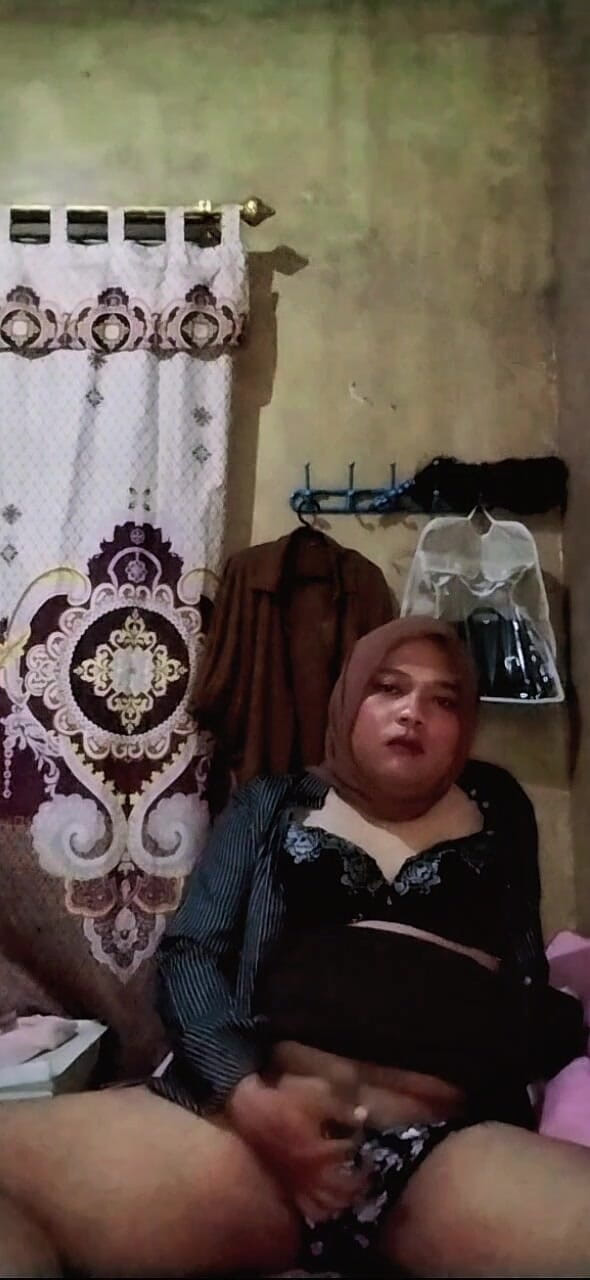 Ivvy Crossdresser: Hidžáb Shemale je nadržená, než půjde do práce